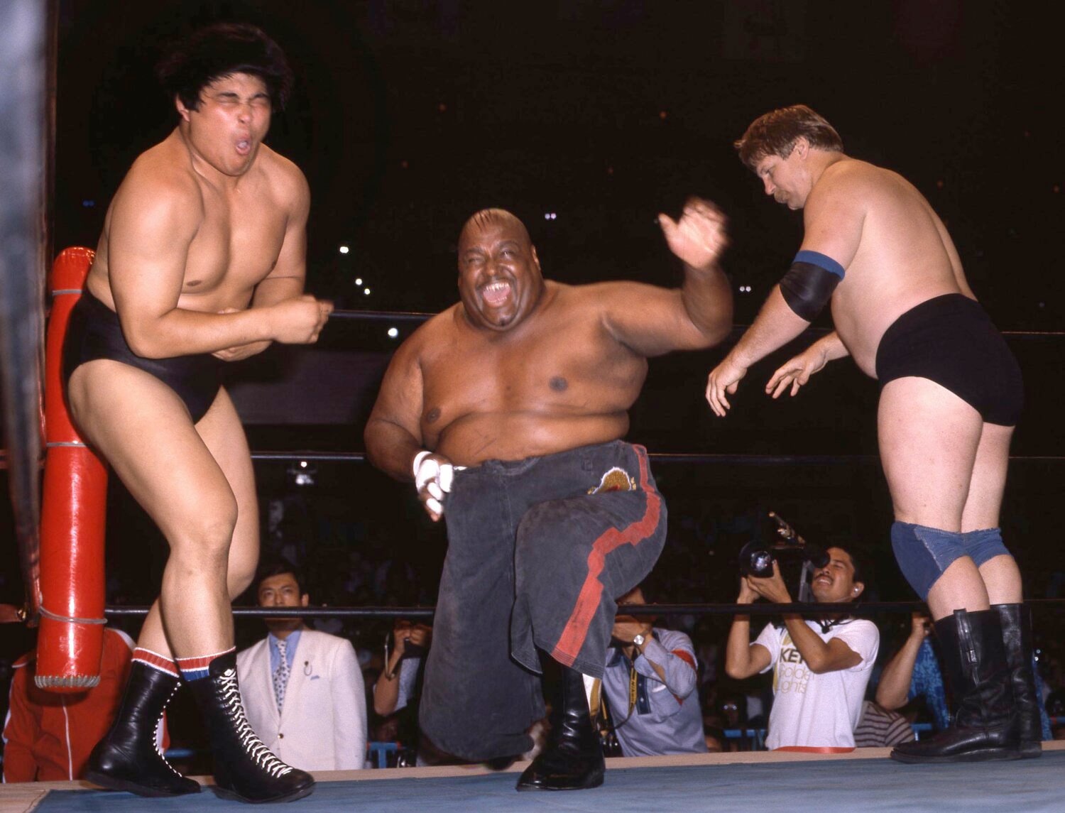 国内デビュー戦でハンセン&amp;ブッチャーと対戦した谷津　©東京スポーツ新聞社