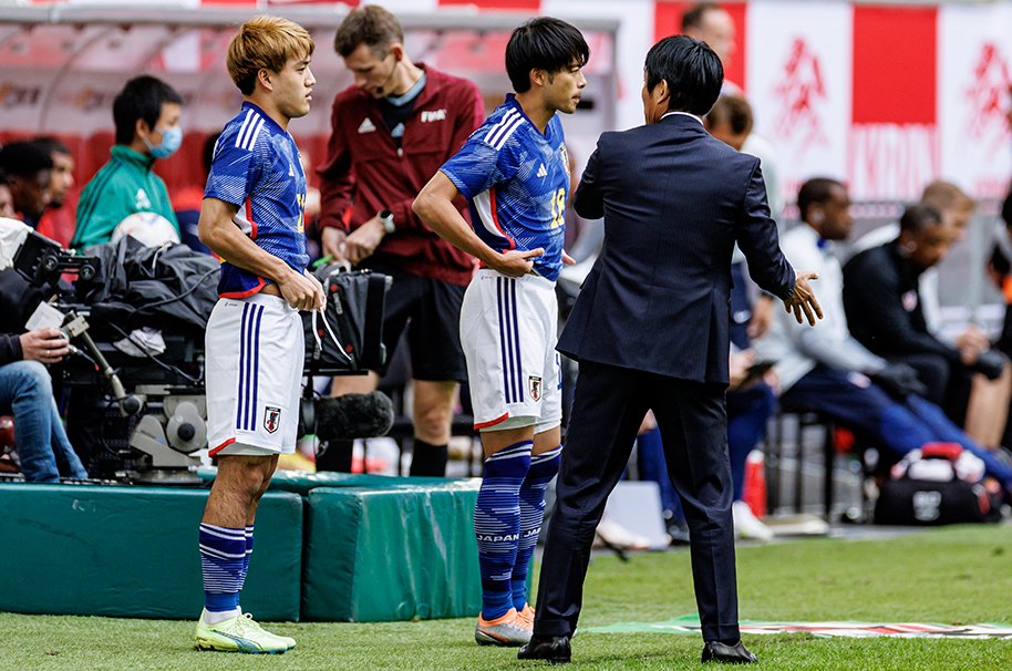 堂安と三笘は交代出場前、森保監督の指示を受けていた　©Kiichi Matsumoto