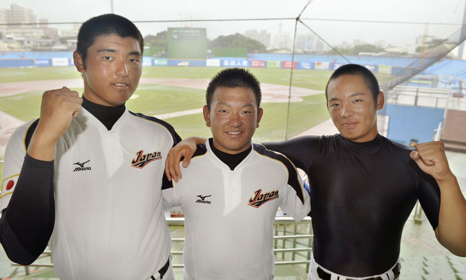 2013年U-18W杯では安楽智大（左）、松井裕樹（右）ら豪華な投手陣を牽引した森友哉（中央）　©︎KYODO