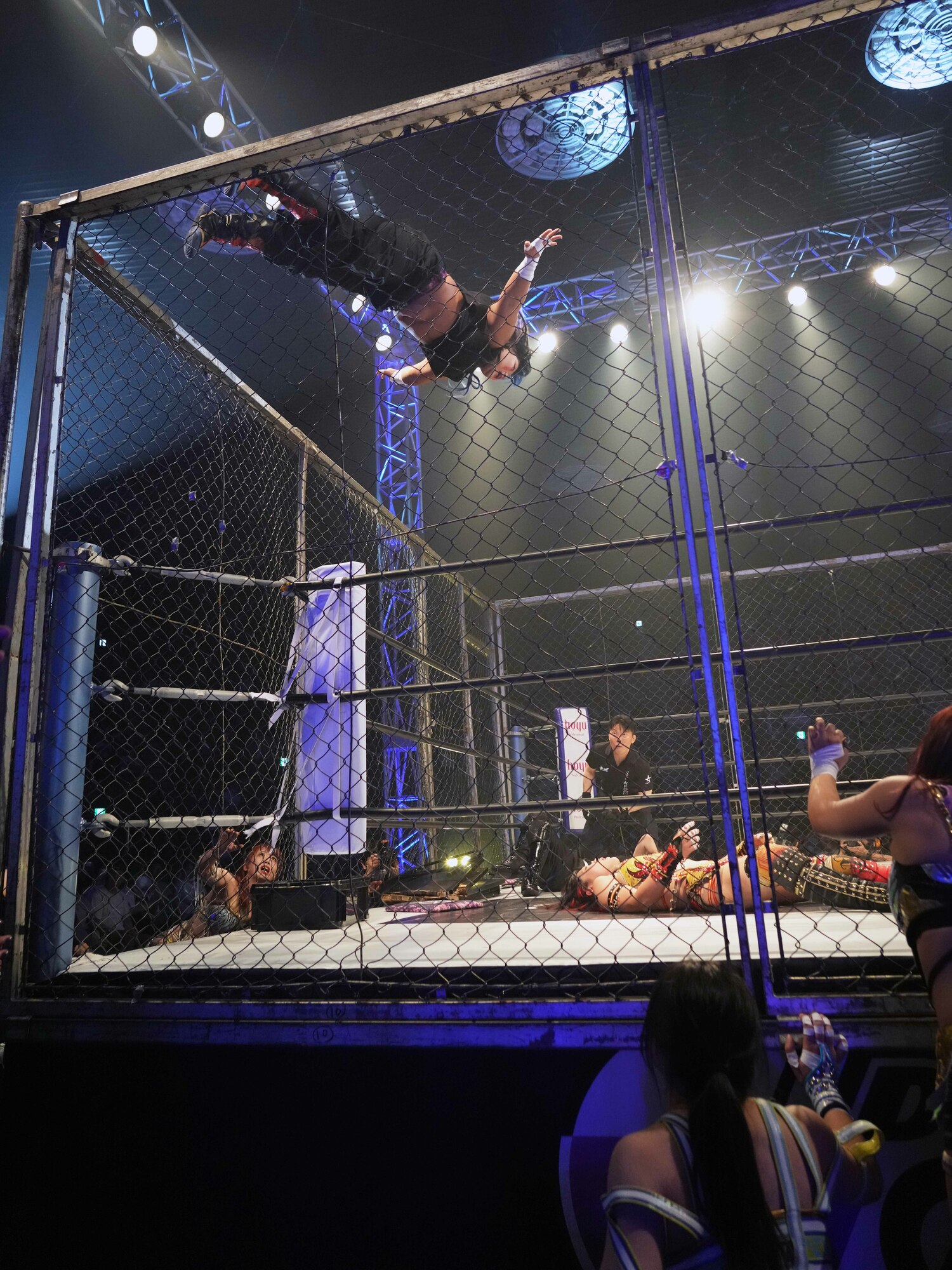 林下詩美めがけて頭からダイブする刀羅ナツコ（クリックすると「この記事の写真」に飛びます。流血等の過激な写真を含みますのでご注意ください）