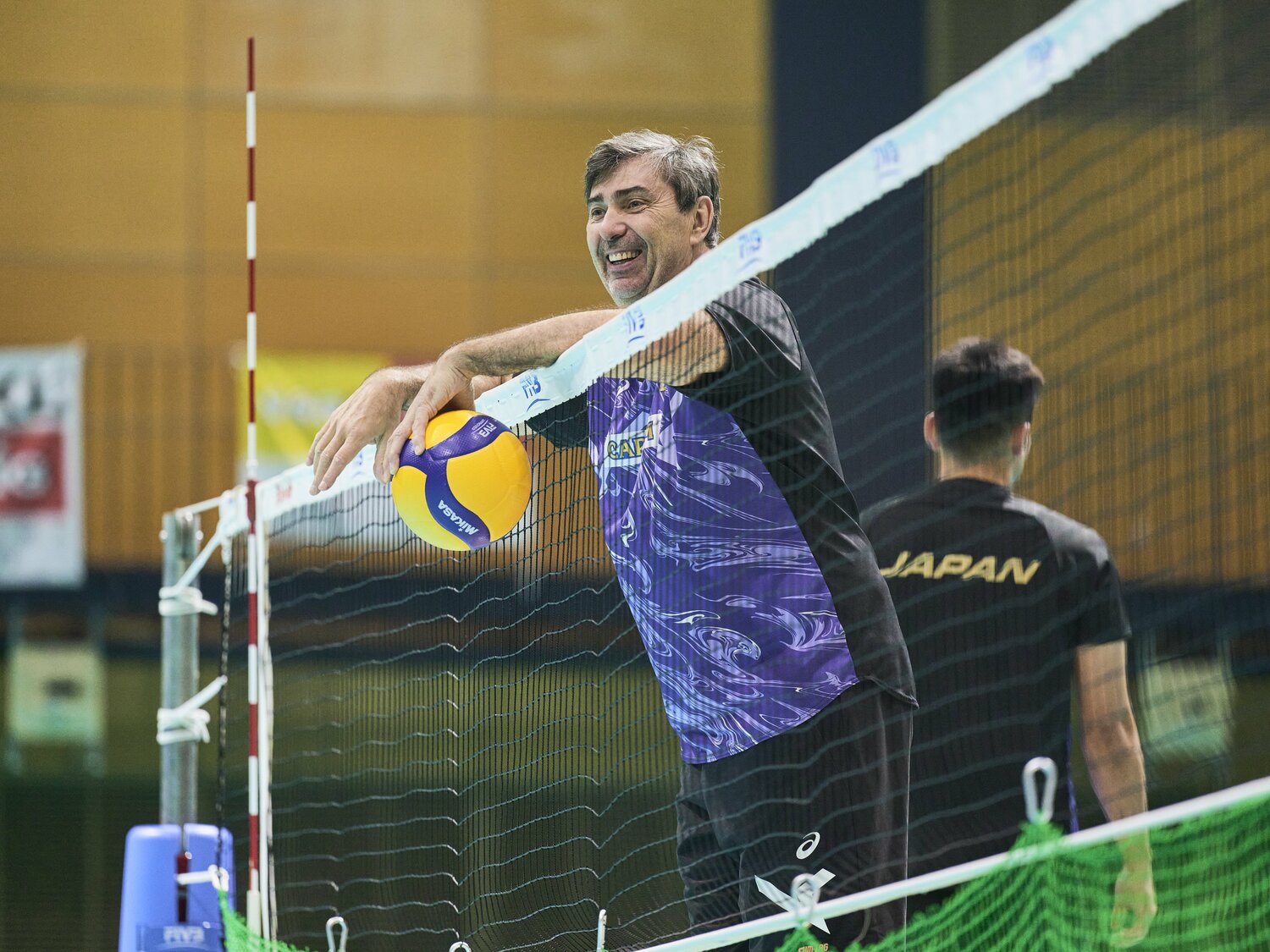 リラックスした様子で練習を見守るフィリップ・ブラン監督　©︎Yuki Suenaga