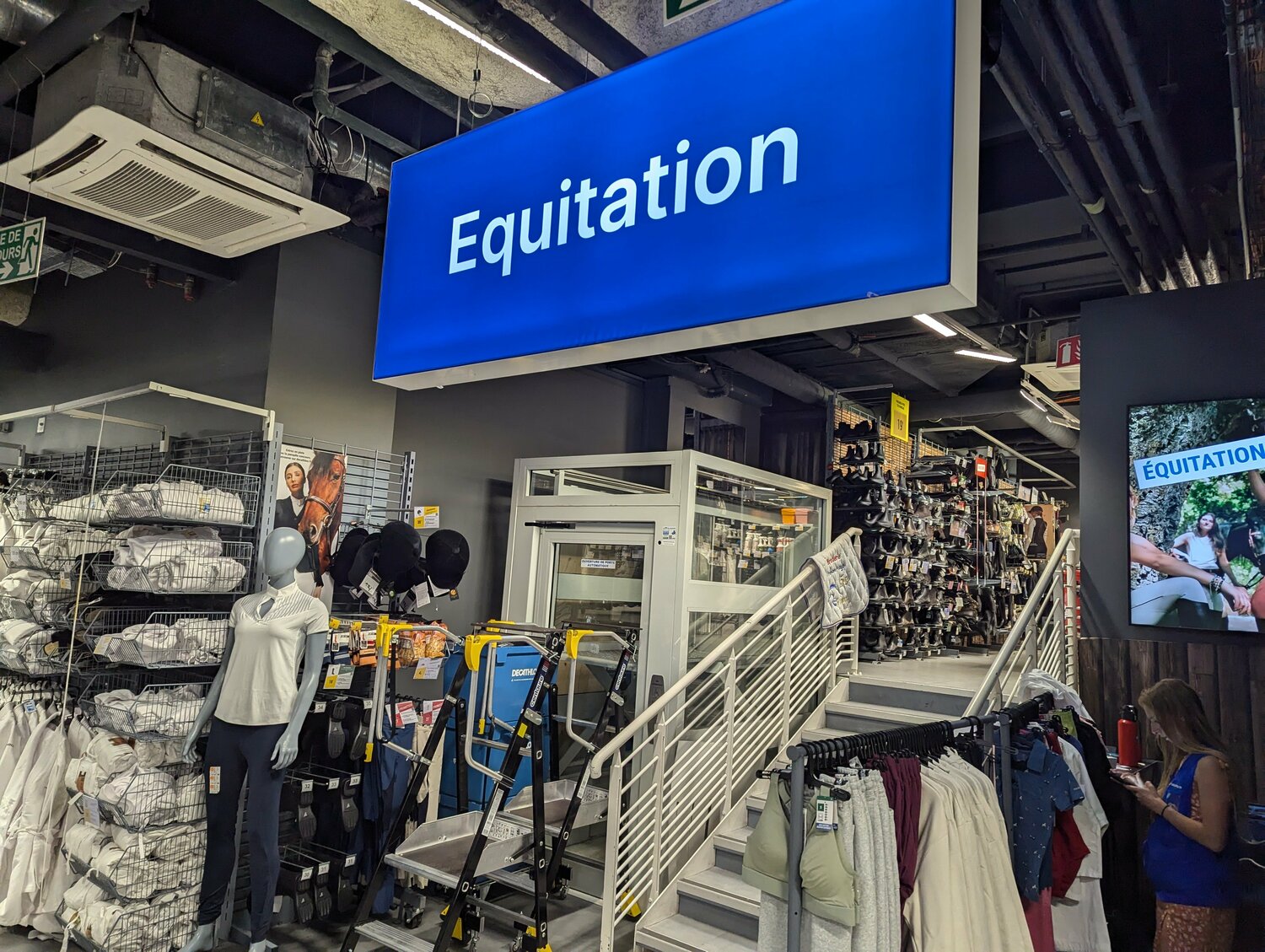 スポーツ用品店の「Equitation」のコーナー　©Yu Saito