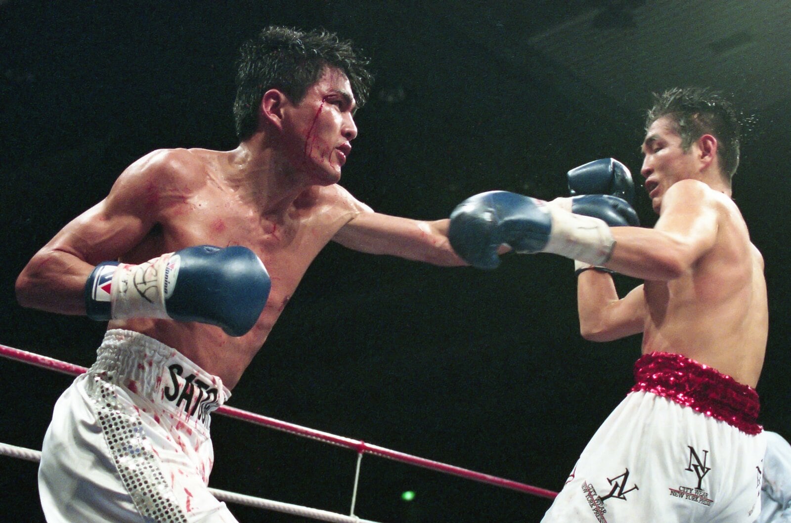 1998年4月 ＷＢＡ世界スーパーフライ級タイトルマッチで井岡弘樹（右）を攻めるチャンピオンの飯田覚士 ©KYODO