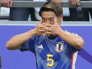 「モリタの愛娘を仲良し得点王が抱き上げて」「愛称は“ツバサ”だ」日本代表MFがポルトガル名門で愛され2冠に貢献…守田英正の来季去就は?