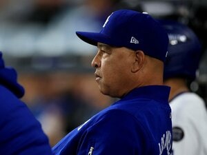 ドジャースファンが忘れられない“カーショウの悪夢”…ロバーツ采配は「選手を信頼しすぎている」のか？ 米メディアが分析する「指揮官の胸中」