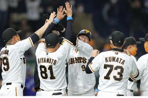 巨人・亀井善行、代打サヨナラ本塁打のウラ側　原辰徳監督はなぜ「今年こそ彼に頼らないチーム作り」を考えていたのか