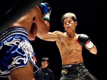 重圧も骨折もはね除け、優勝を掴んだ鈴木博昭の覚悟。~シュートボクシング界の“怪物くん”~<Number Web> photograph by Susumu Nagao