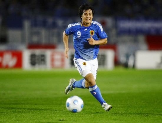 50m走ではそれほど速くないという日本代表FW岡崎慎司。だが、絶妙なポジショニングでスピード不足を補い90分間戦い続ける。岡崎の肉体に、さらに瞬発力が加われば……