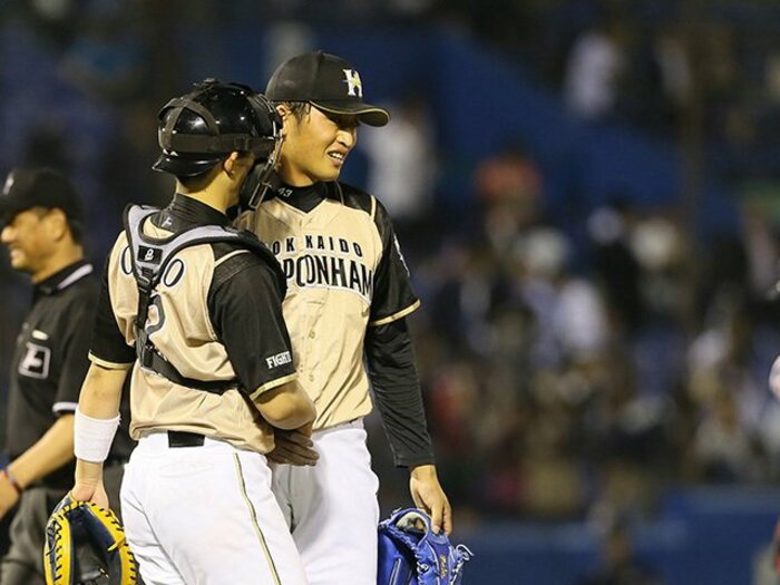 白村明弘と西浦直亨、3度目も神宮で。高校、六大学、プロと繋がる「因縁」。<Number Web> photograph by NIKKAN SPORTS