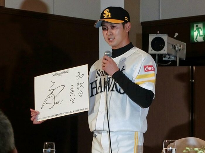 高校閉校、大学中退、26歳でドラ7。ホークス奥村政稔は攝津正の再来か。＜Number Web＞ photograph by Koutaro Tajiri