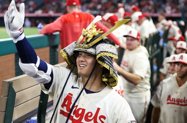 大谷翔平の“兜かぶせ”も話題に…エンゼルスの“お祝い担当”だった選手が語る思い「チームがひとつになる」 兜のまさかの値段に他チームも驚いた（3／3）  - MLB - Number Web - ナンバー