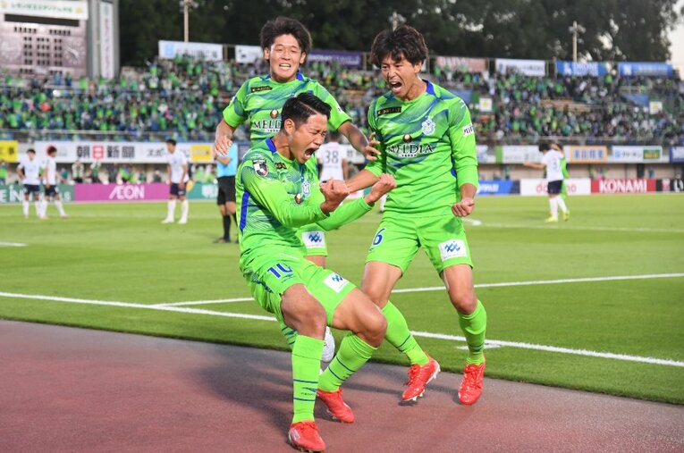 昨年10月23日の横浜FC戦、山田直輝の劇的な決勝ゴールで残留に大きく前進した湘南ベルマーレ。今季こそは残留争いに巻き込まれることなく、「5位以内」という高い目標を達成することができるか ／ photograph by Masashi Hara/Getty Images