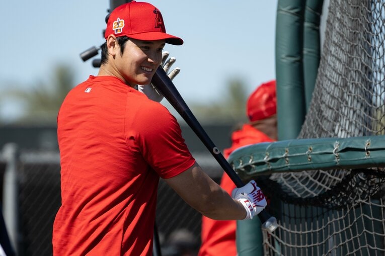 談笑しながらバッティングフォームを確認する大谷だったが…（2/7）　©Nanae Suzuki