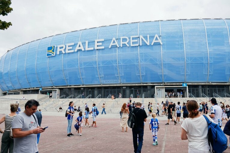 久保建英22歳が試合中“舌をペロッ＋笑顔”で…「クボいるの？」子供人気は今季も！ カメラマンが撮った“ソシエダ2年目開幕前のワクワク”(5)