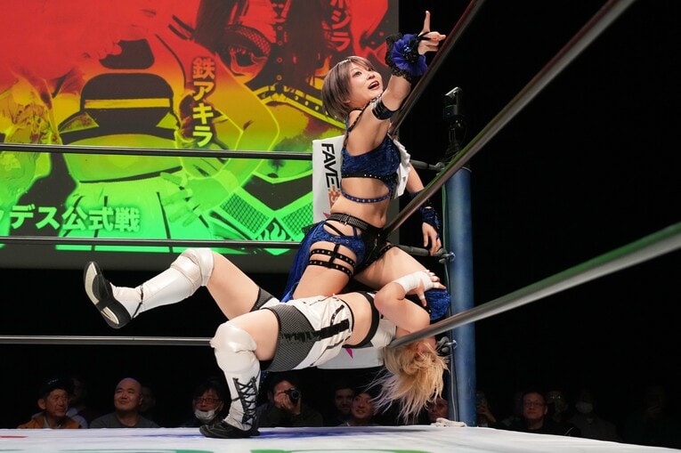 鉄アキラをコーナーで攻める安納サオリ　©Essei Hara