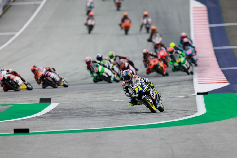 トップのまま、3周目にロングラップ・ペナルティのためコースを外れる佐々木　photograph by Satoshi Endo