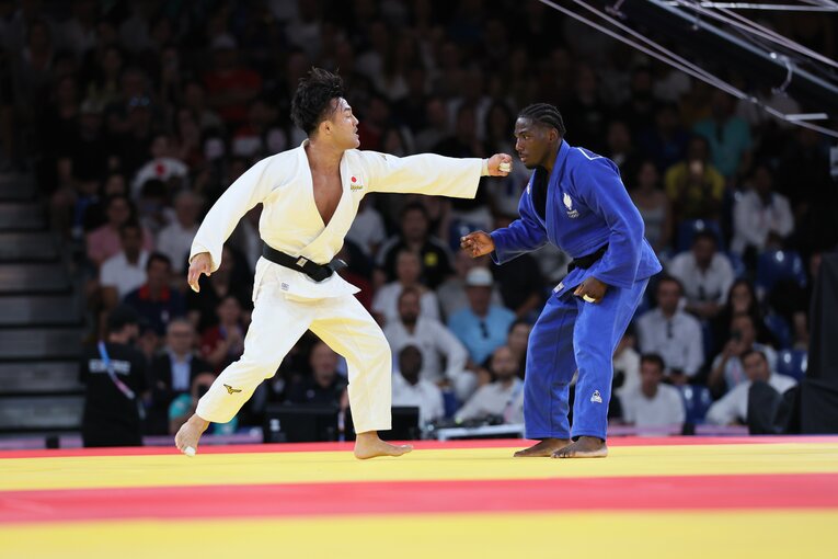 ギャバと攻防を繰り広げる橋本　©Kaoru Watanabe/JMPA