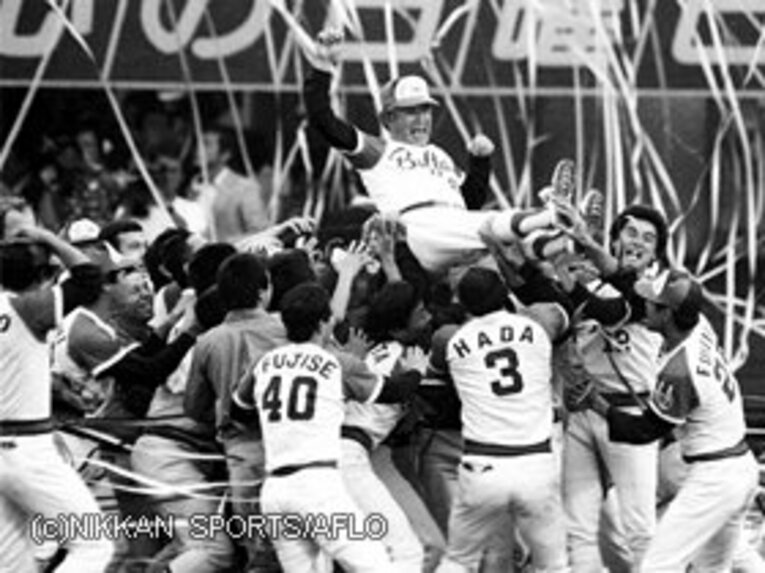1980年にリーグ優勝を決め、胴上げされる近鉄バファローズの西本監督