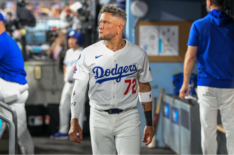 ベンチで戦況を見つめるロハス　©Nanae Suzuki