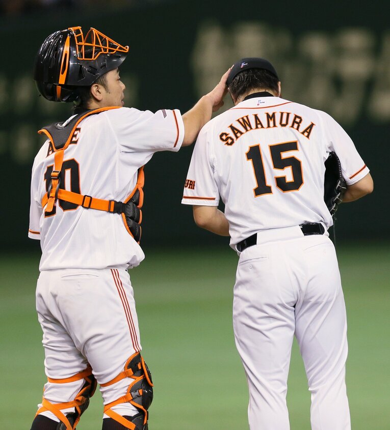 2012年10月28日、ピンチを招いた先発・澤村拓一の頭をたたく阿部