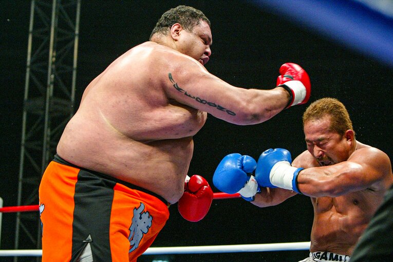 剛腕で角田信朗を攻める曙　©Susumu Nagao