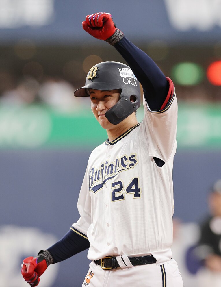 塁上でガッツポーズする紅林　©︎JIJI PRESS