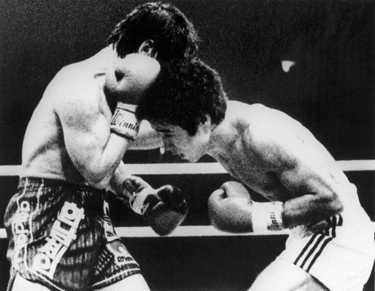 1981年12月 WBA世界ライトフライ級タイトルマッチの7回、右フックで金煥珍（左）を攻める渡嘉敷　©KYODO