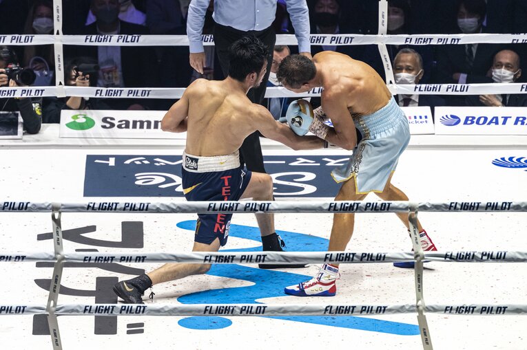 ゴロフキンと壮絶な撃ち合いを演じる村田　©Takuya Sugiyama