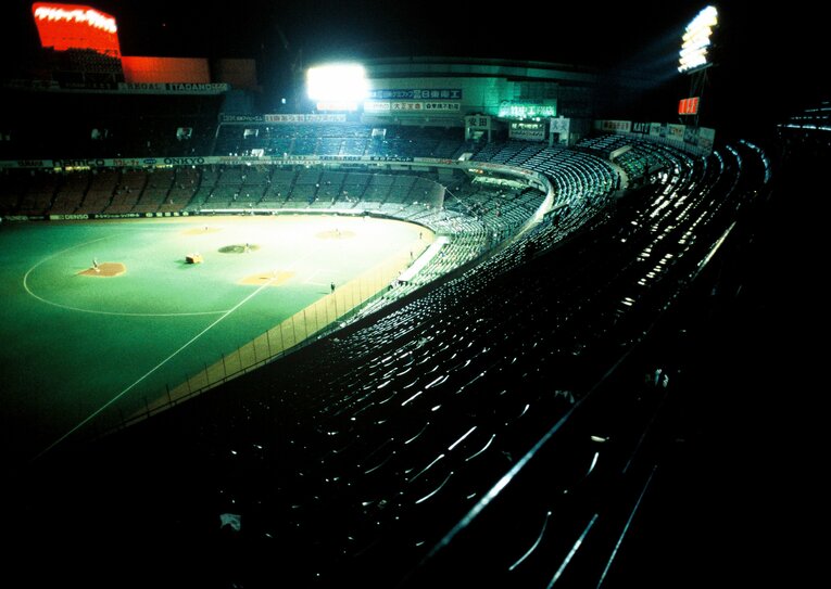 夜景の後楽園球場　©BUNGEISHUNJU