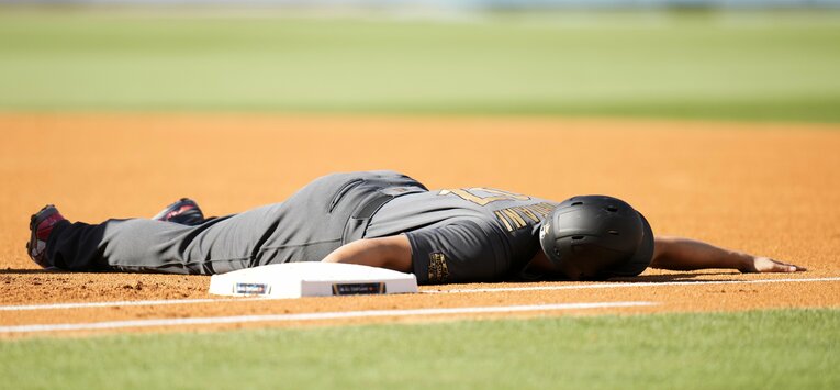 牽制に崩れ落ちる大谷　©Getty Images