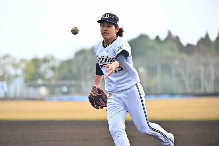春季キャンプの練習中。生き生きとした表情でボールを追う宮城　©︎Hideki Sugiyama