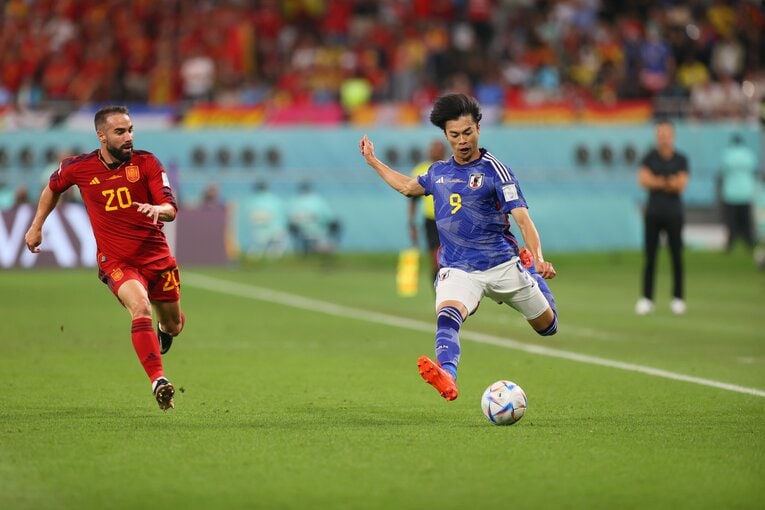 ダニ・カルバハルを置き去りにした三笘薫のドリブル　©Kaoru Watanabe/JMPA