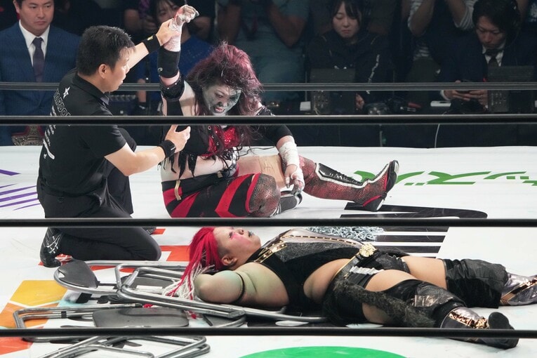 刀羅ナツコに勝利した鈴季すず　©Essei Hara