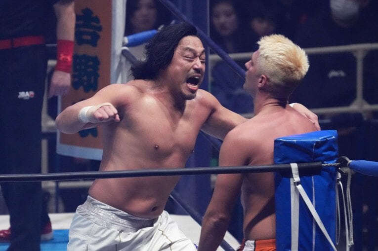 コーナーのザック・セイバーJr.にラリアットを放つ後藤洋央紀　©Essei Hara