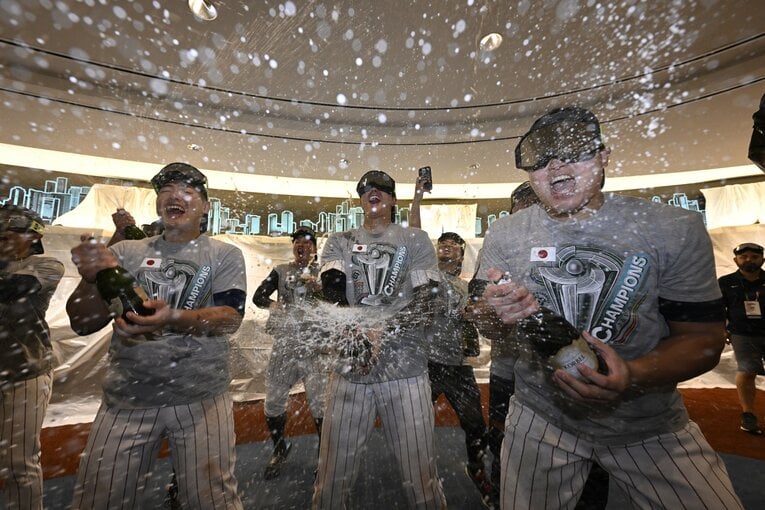 楽しそうなシャンパンファイト　©代表撮影