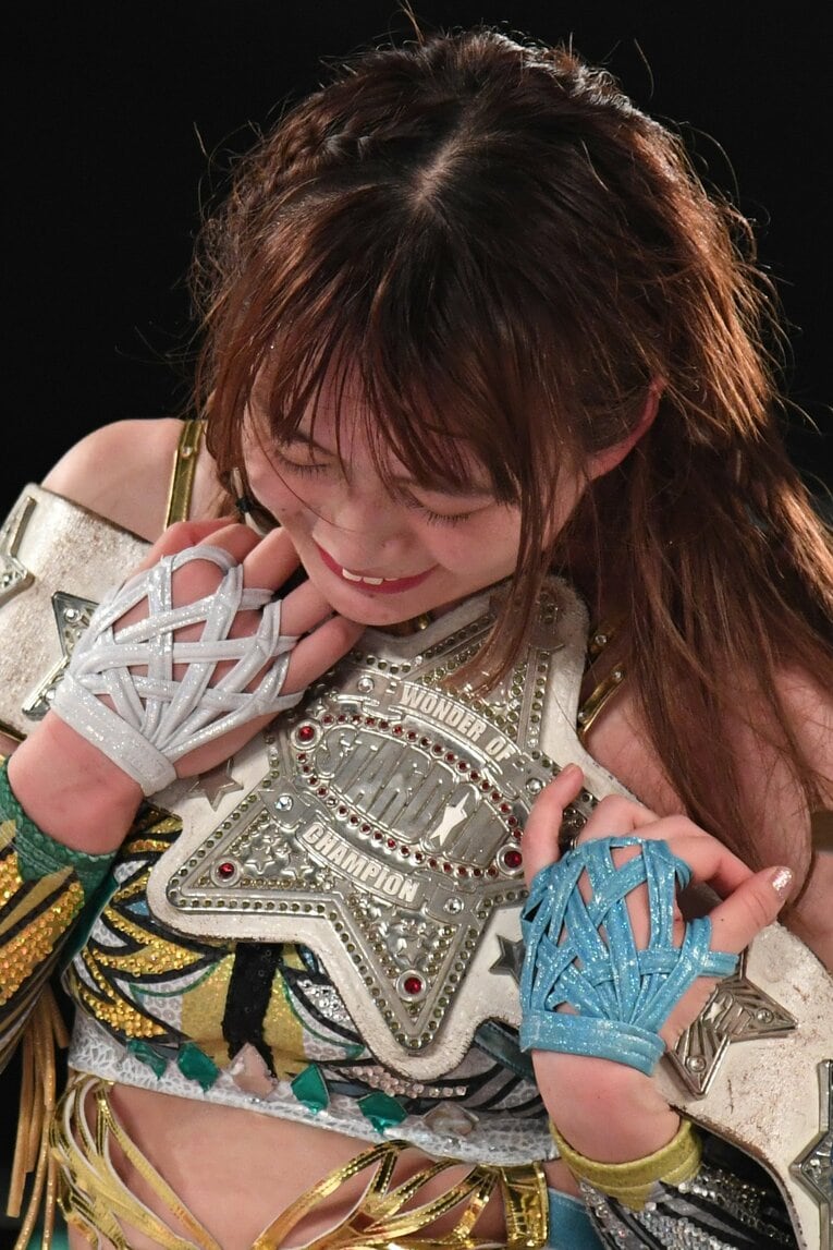 2022年8月21日、ひめかを相手に9度目の防衛を果たし、白いベルトを抱きしめる上谷沙弥