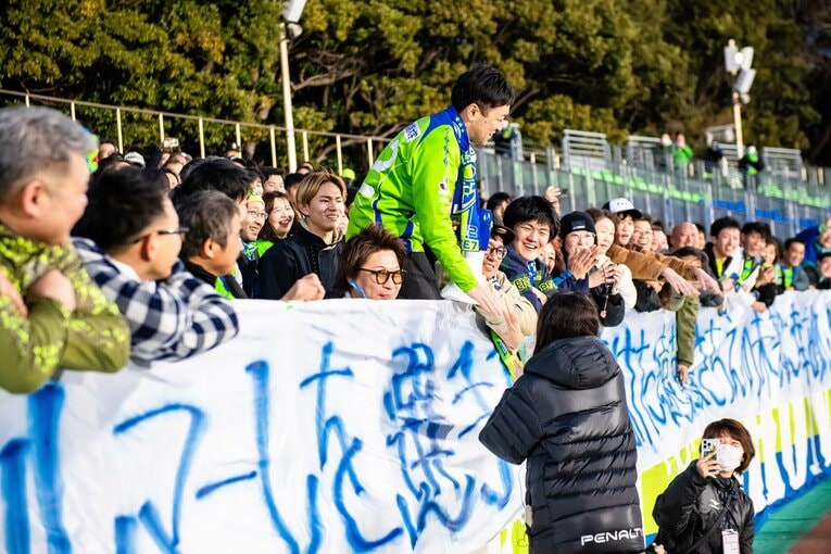 サポーターと言葉をかわす遠藤さん（写真／本人提供）