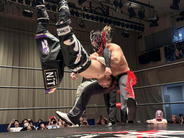 スワイプすると「エル・デスペラードvs葛西純」など激闘写真をご覧になれます　©Norihiro Hashimoto