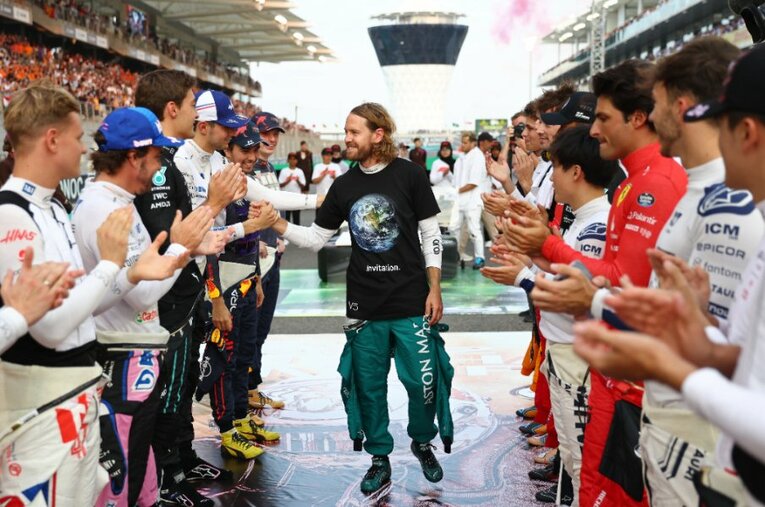 今季最終戦アブダビGPのセレモニーで、全ドライバーから祝福を受けるベッテル ／ photograph by Getty Image