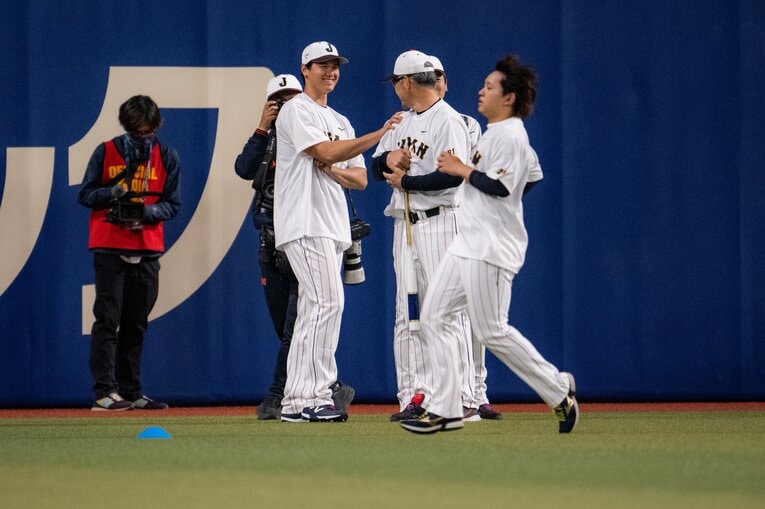 大谷が体感した吉井コーチの筋肉。吉井コーチは今も筋トレを行う求道者。その手前を走る宮城の腕が心なしか華奢に見える　©Nanae Suzuki