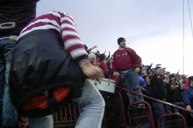 潜入写真！無法ウルトラスの実態。スタジアム内を包む炎に発煙筒……。(7) ／ photograph by Takashi Yuge