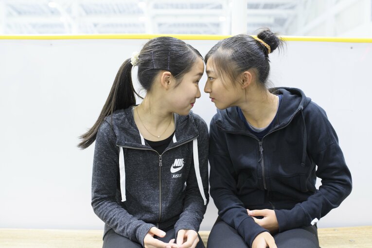 三原舞依と坂本花織　©BUNGEISHUNJU