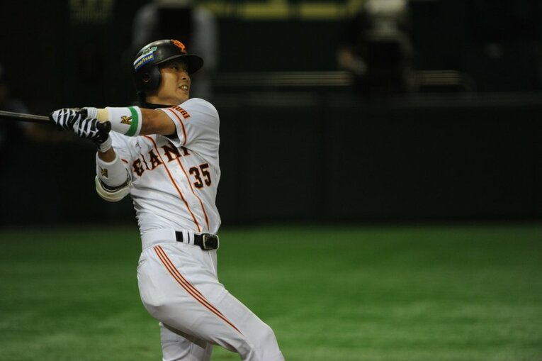 現役時代の亀井　©Sports Graphic Number