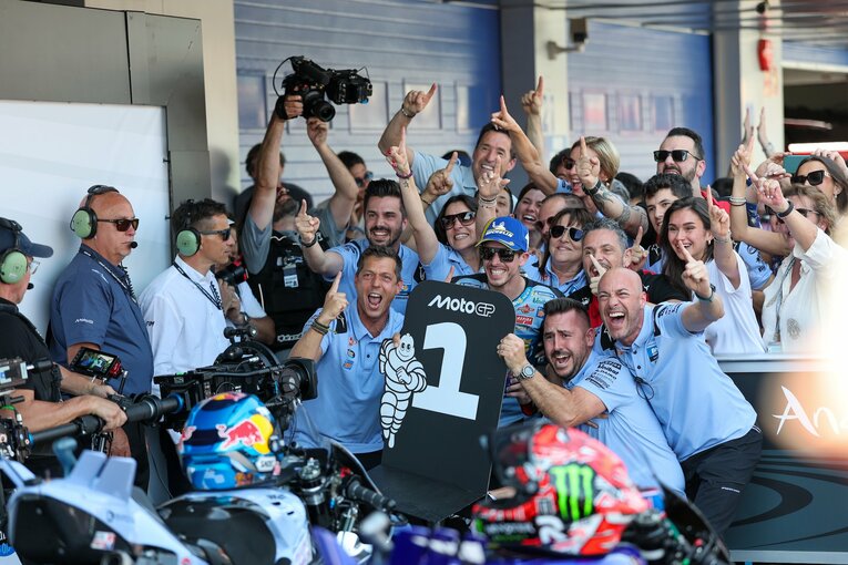 スペインGPで優勝し、チームと勝利の喜びを分かち合うアレックス　©Satoshi Endo