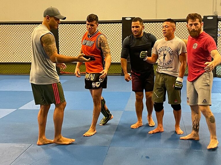 マイク・ブラウンらと共に試合に準備を進めてきた堀口