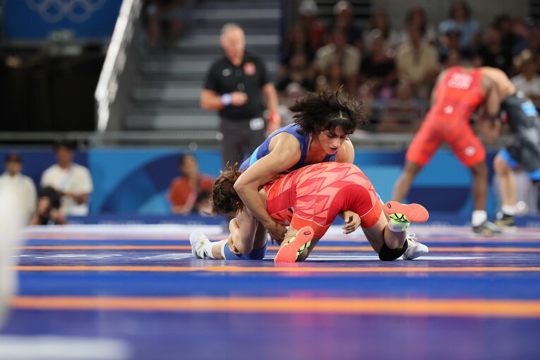 レスリング女子50kg級1回戦、須崎優衣vs.ビネシュ・フォガト　©Kaoru Watanabe/JMPA