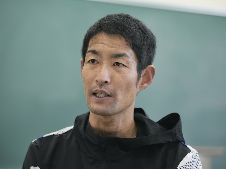 洛北高校陸上を指導する難波。順大時代は4年連続で箱根路を駆けた名ランナーでもある　©Yuki Suenaga