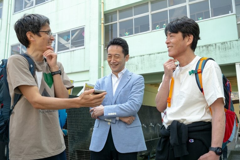 レース後、血糖値の変移について山田医師から解説を受けるBRCメンバー　©️Shiro Miyake