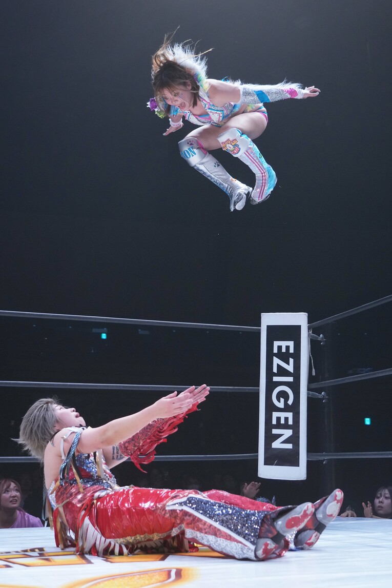 フロッグ式のダイビングボディプレスを彩羽匠に浴びせる岩谷麻優　©Essei Hara