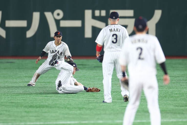 中国戦で見せたヌートバーのスーパーキャッチ　©AFLO